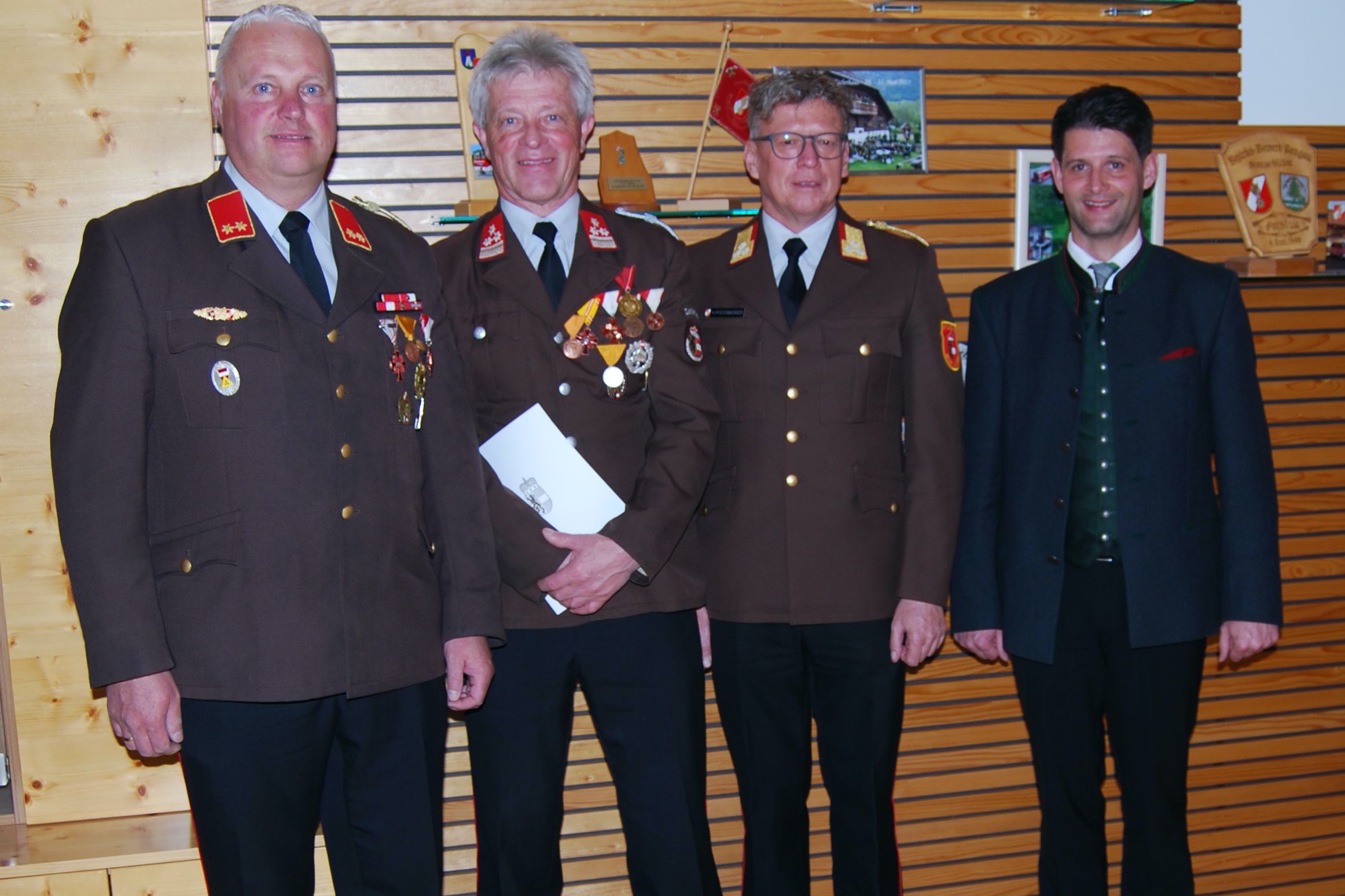 v. links: OFK Harald Pfeifenberger, der ausgezeichnete Alfred Zanner, BFK Hannes Pfeifenberger und Bürgermeister Thomas Kößler